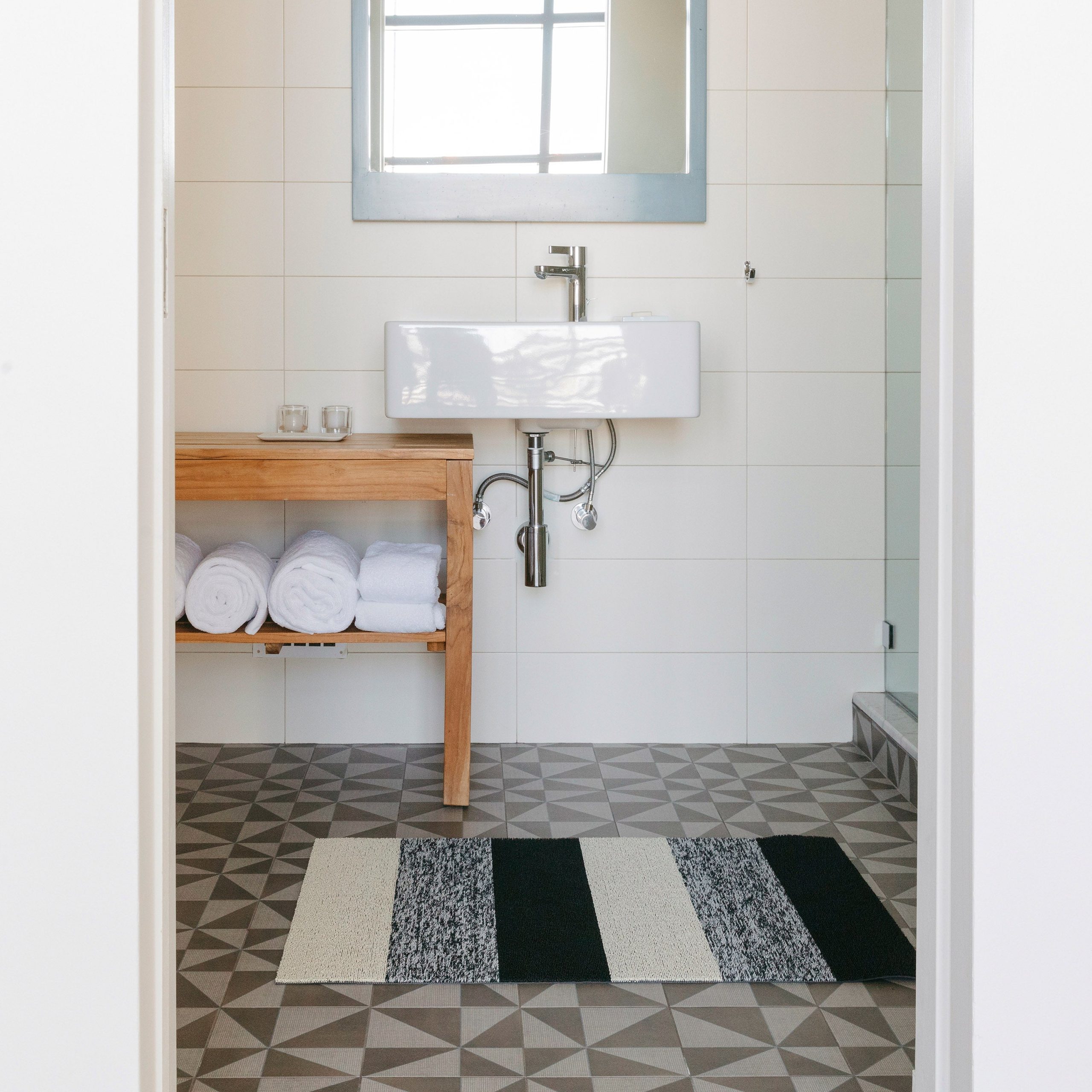 Chilewich Marbled Stripe Shag Floormat - Salt & Pepper - Image 5