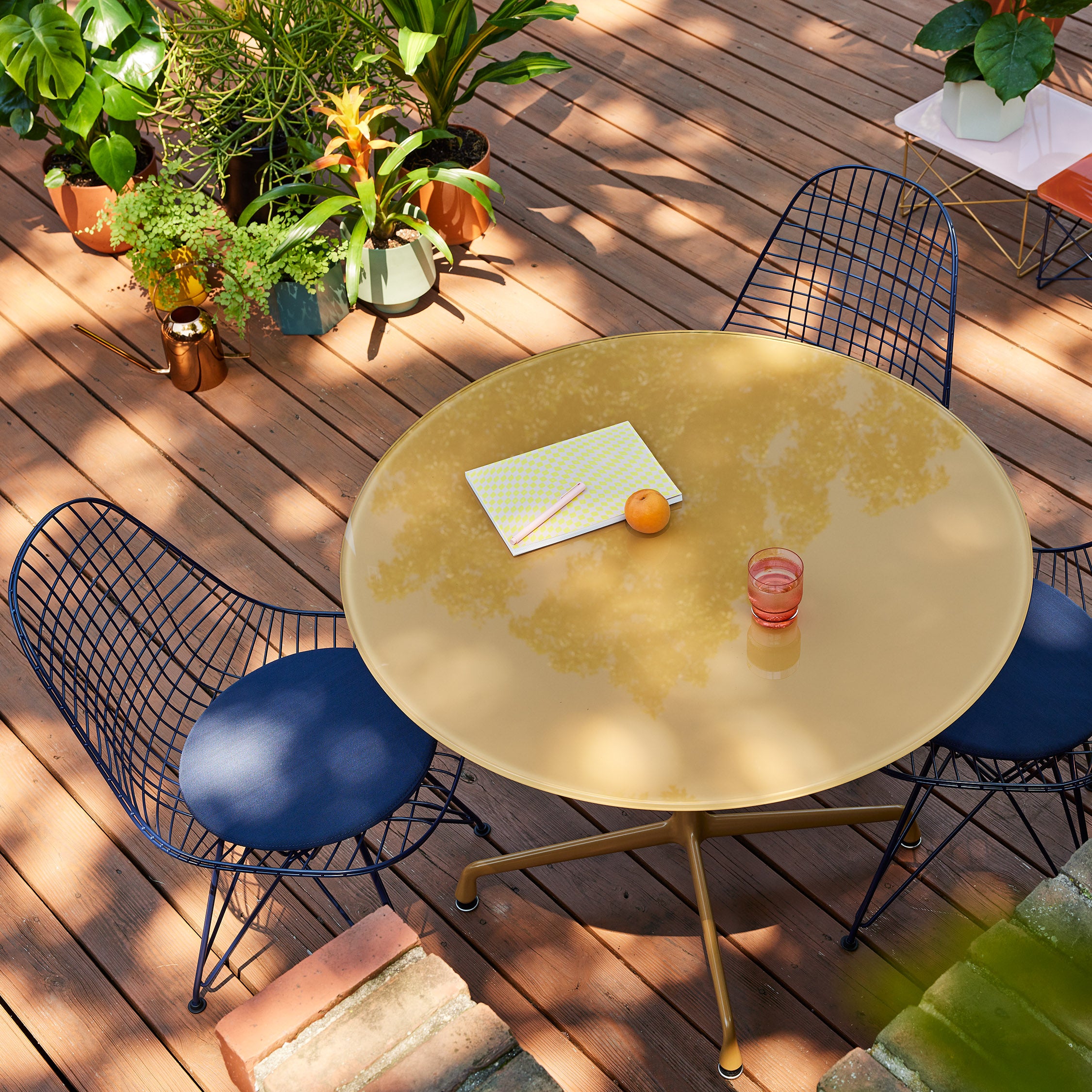 Herman Miller x HAY Eames Universal Base Round Table - Toffee - Image 7