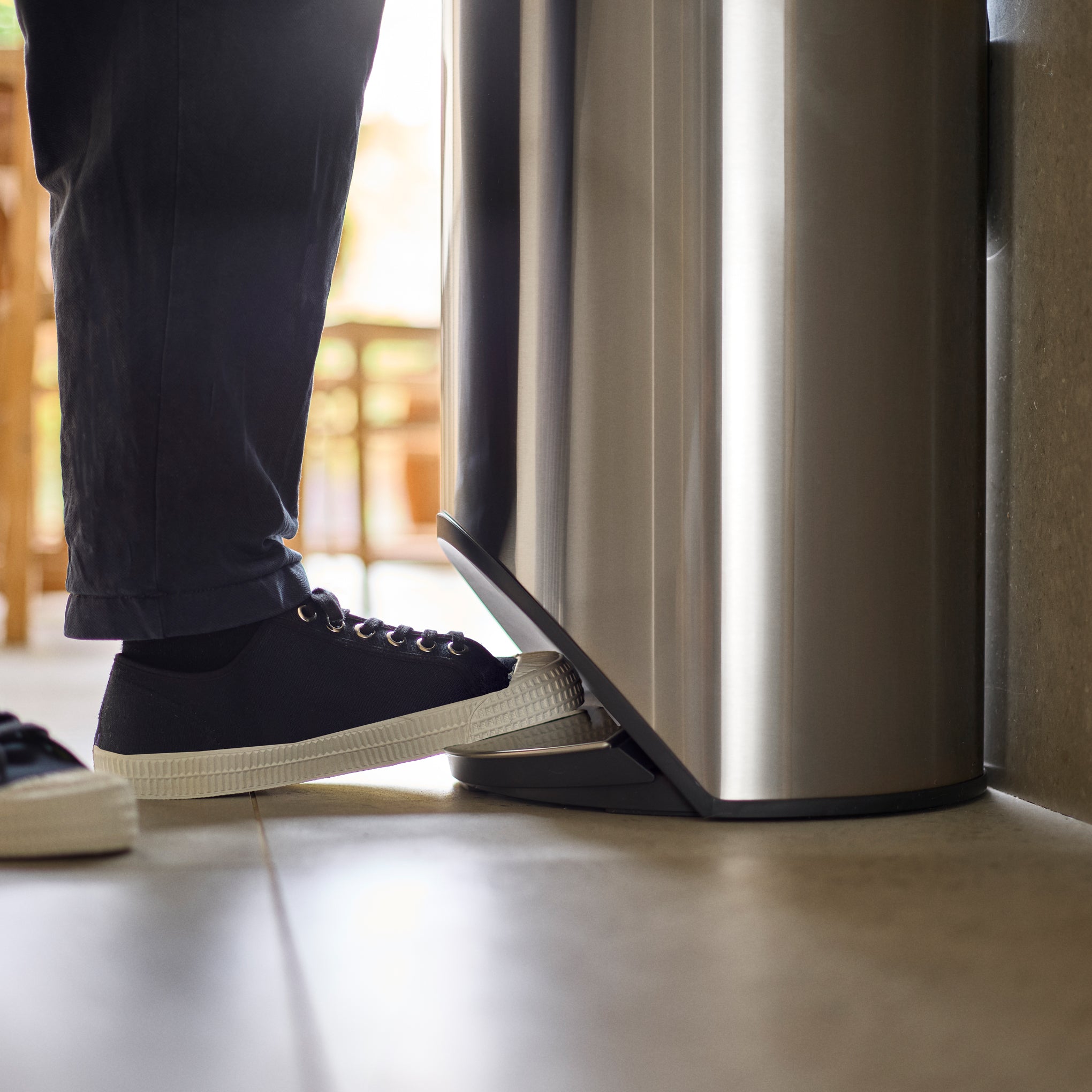 Joseph Joseph Arc Trash Bin - Small - Image 6