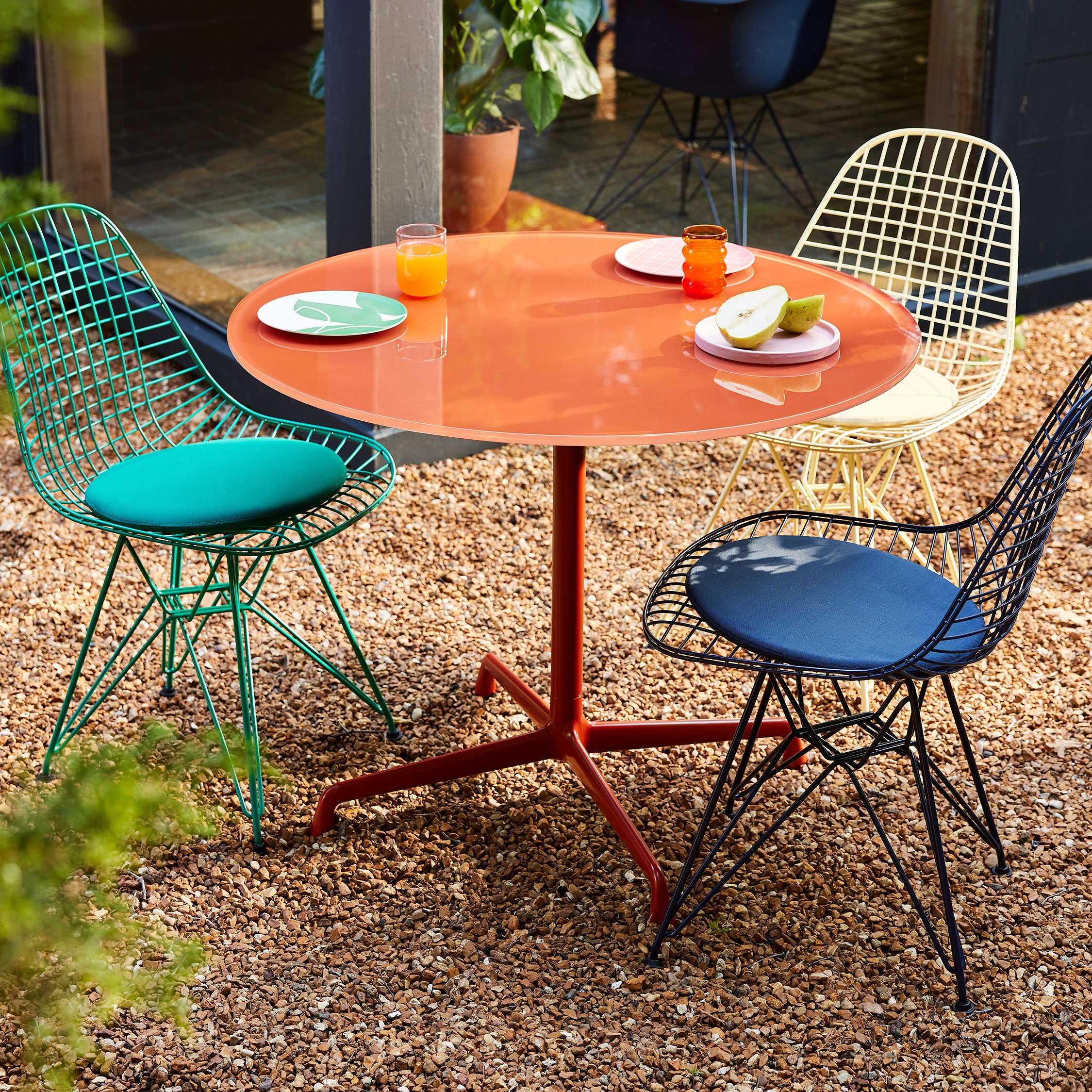 Herman Miller x HAY Eames Universal Base Round Table - Toffee - Image 4