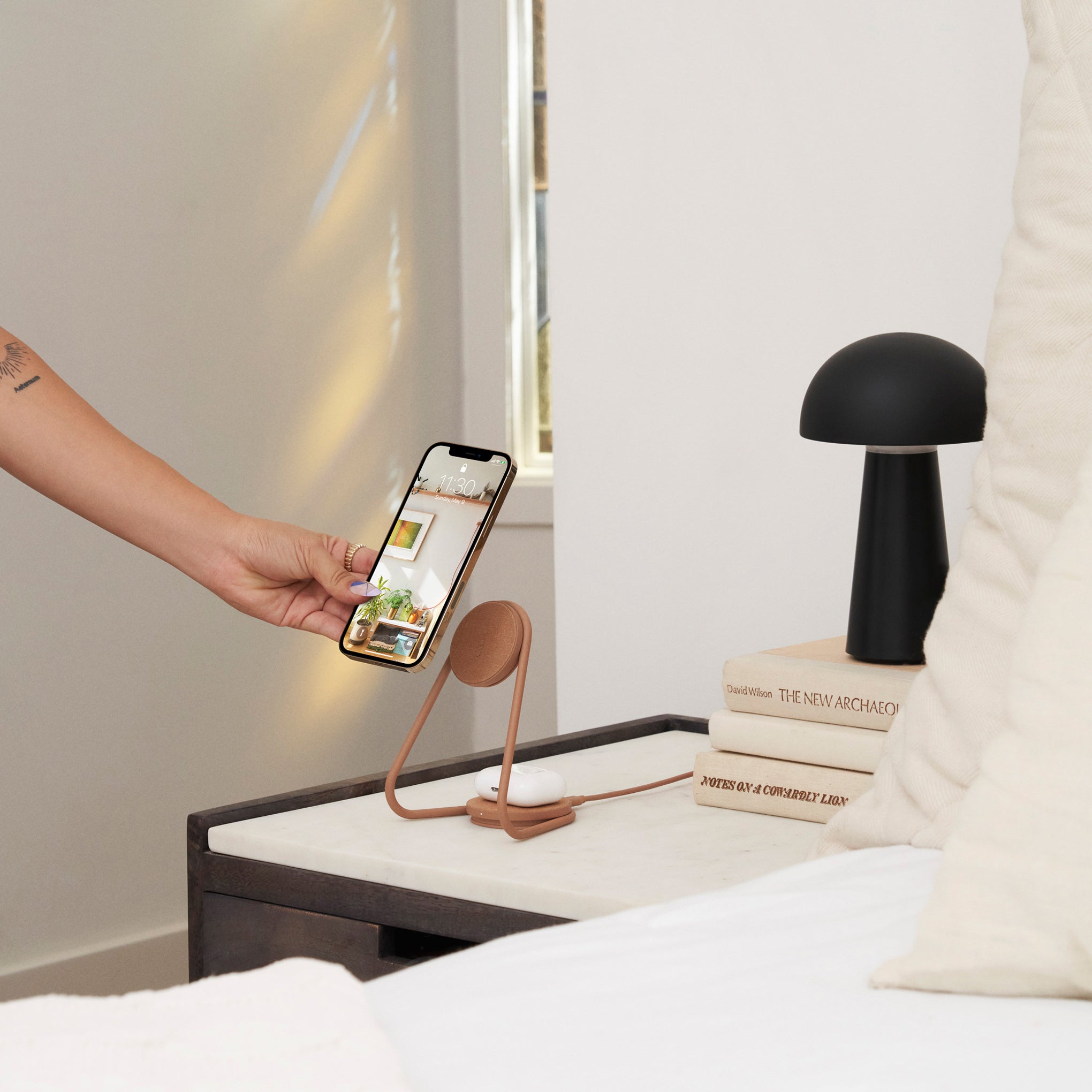 Courant Mag2 iPhone Charging Stand - Image 2